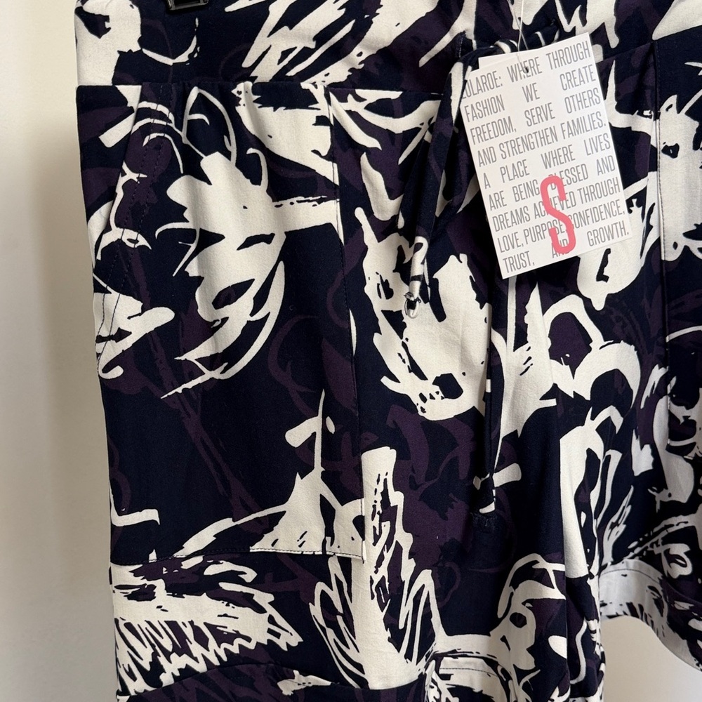 LuLaRoe Black and White Abstract Floral Jessica Shorts - Picture 2 of 4